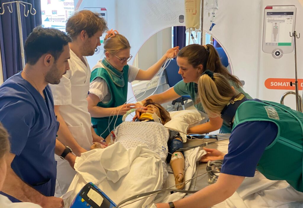 På stasjonen øveboks CT fikk studentene øvd på teamarbeid under transport og forflytning av en traumepasient påkoblet masse utstyr.